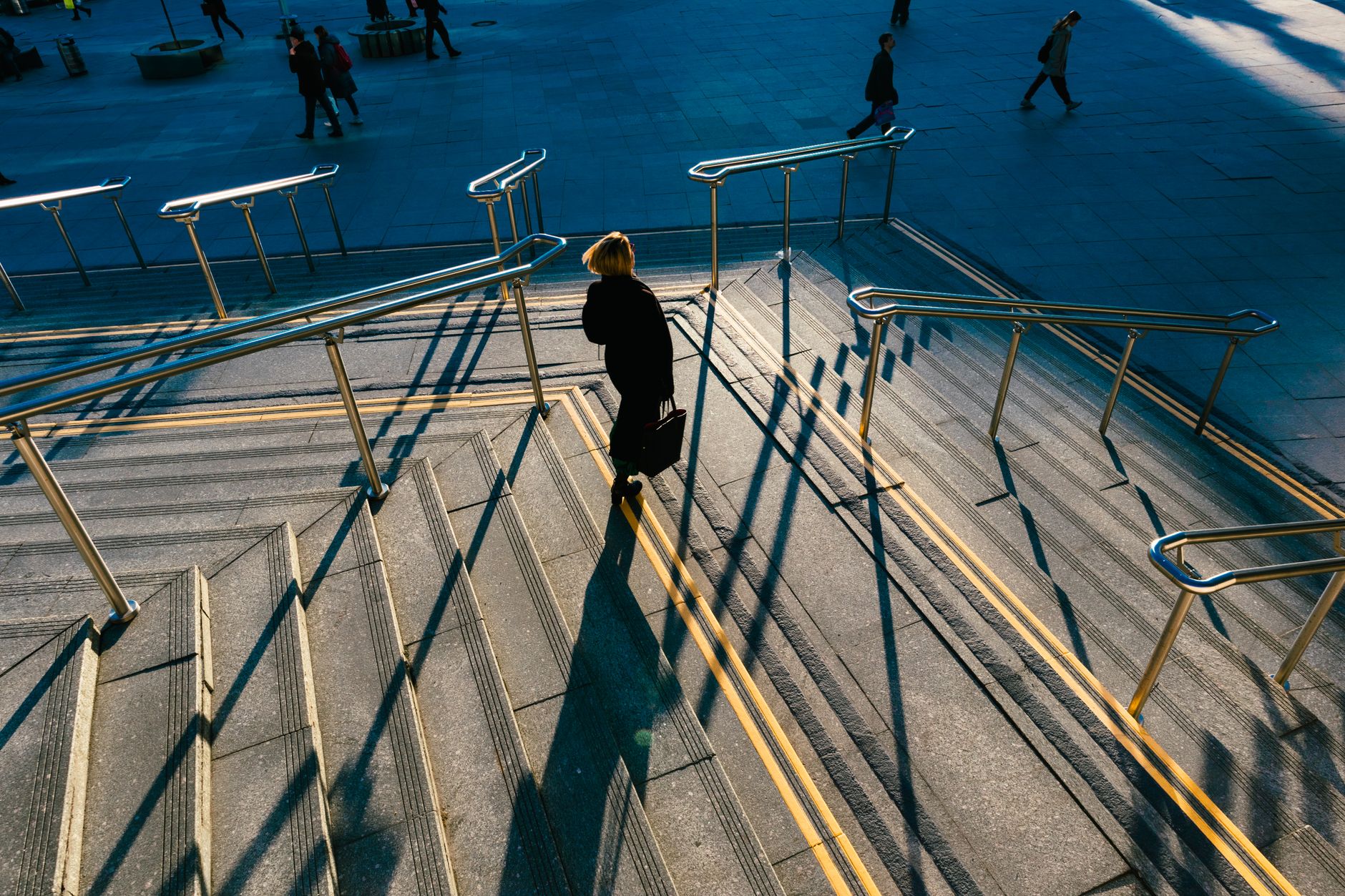 Une cage d'escalier d'immeuble éclairée par une fenêtre, un matin