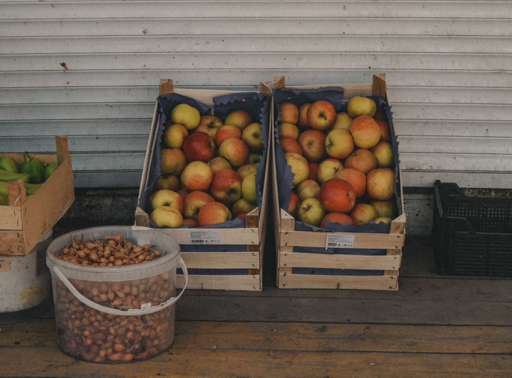 Des cageots de fruits et légumes sur un étal de marché