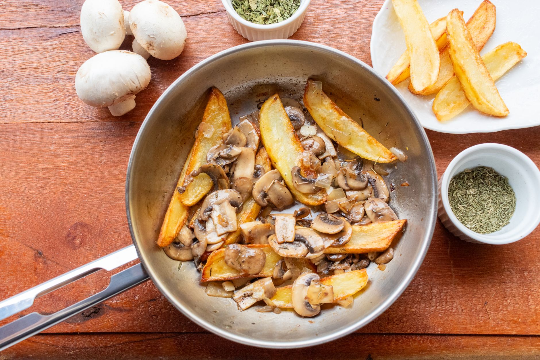 Une poêle sur une plaque de cuisson, un repas préparé en fin de journée