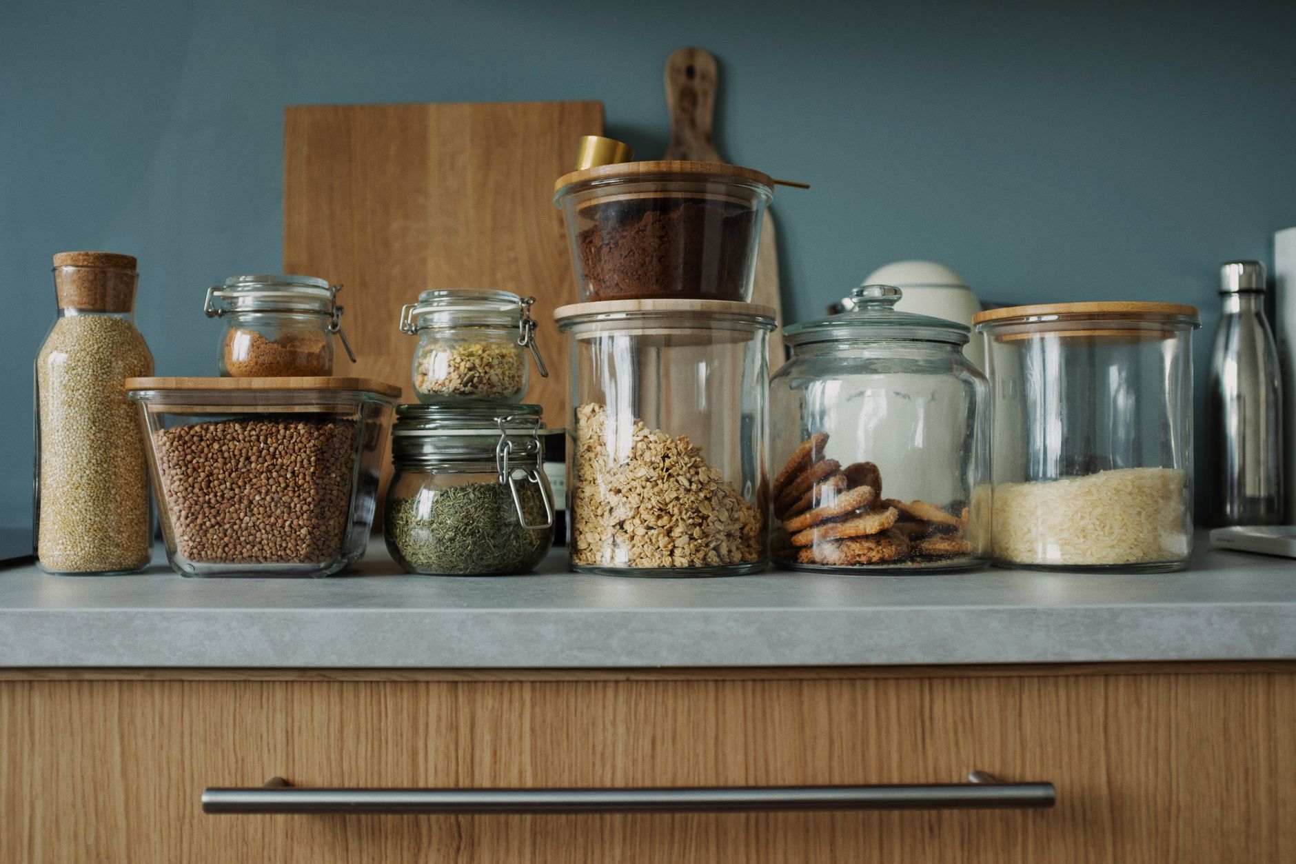 Des bocaux de provisions alignés sur une étagère de cuisine