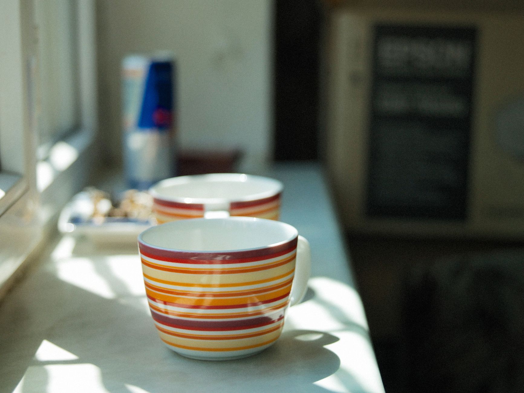 Des tasses posées sur une table le matin, avant la pesée