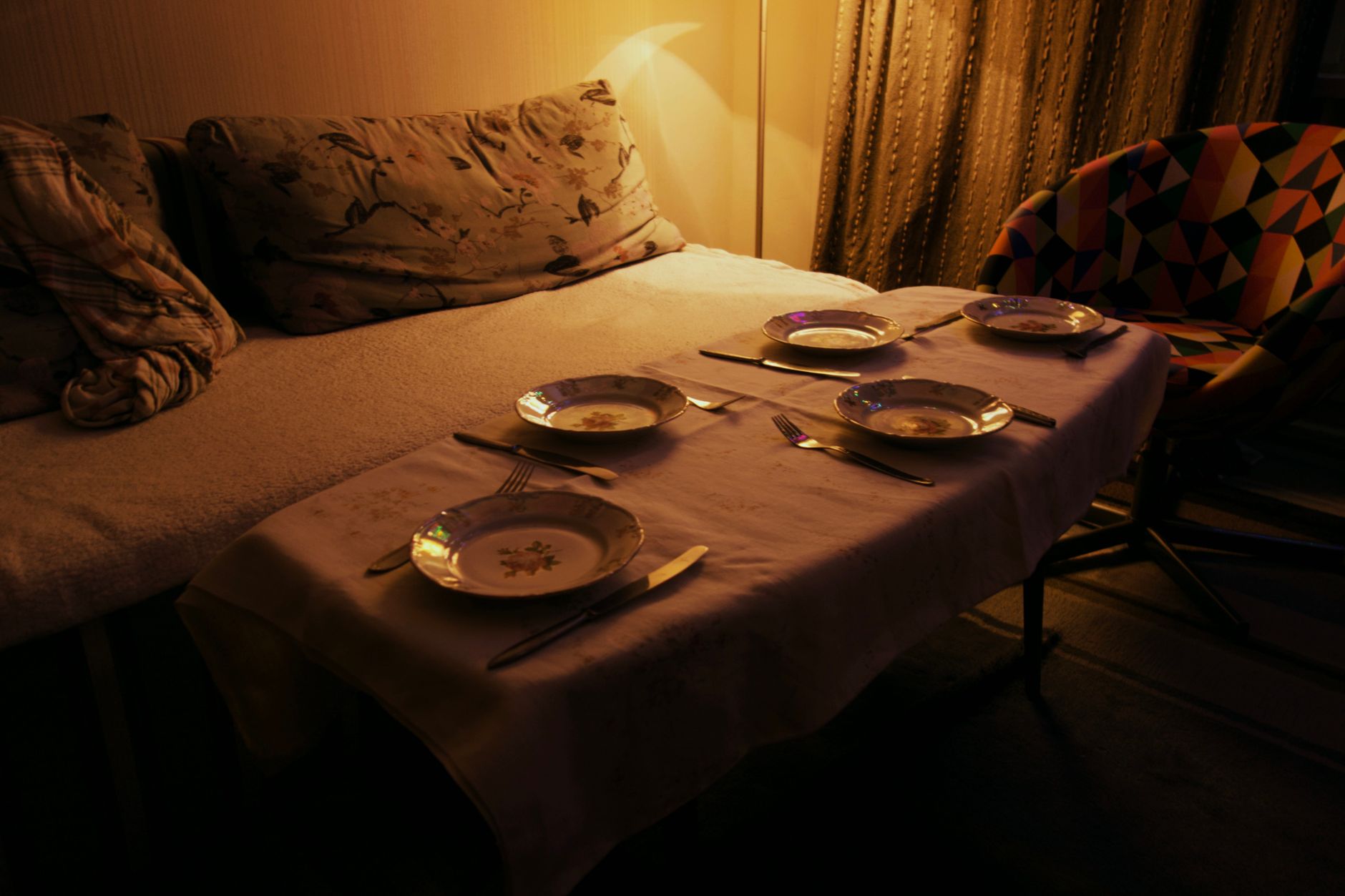 Une table de cuisine desservie après un repas, assiettes empilées