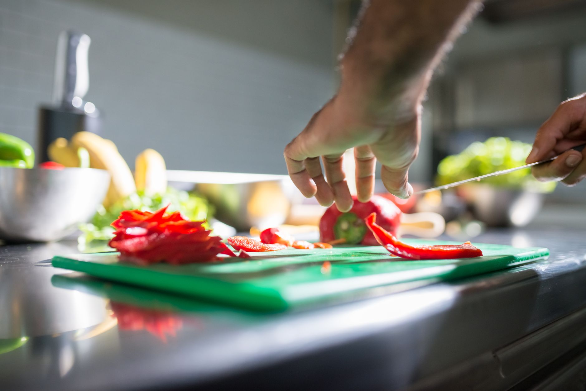 Un plan de travail de cuisine avec des légumes en cours de préparation